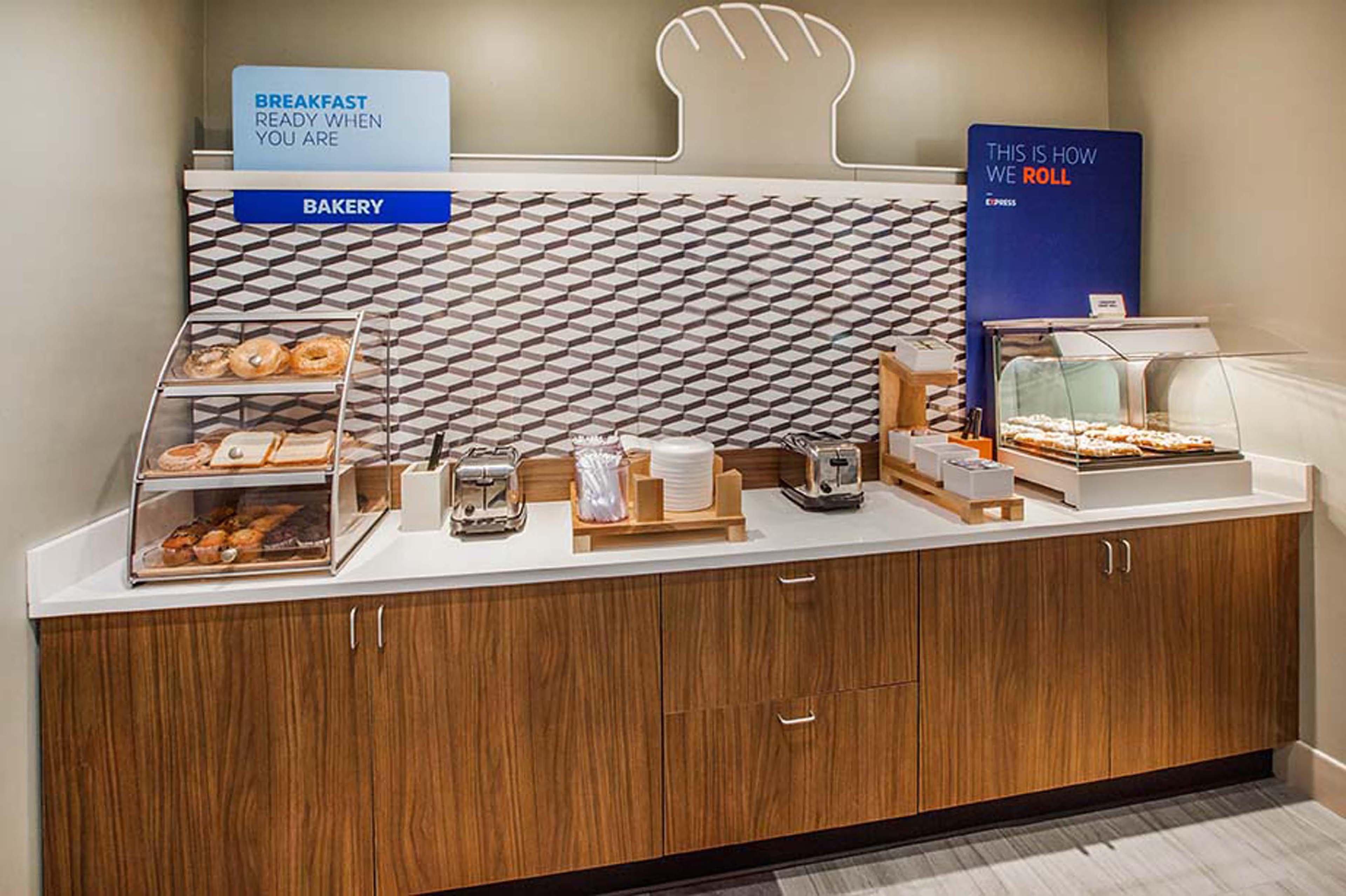 Holiday Inn Express Hotel & Suites Greensboro-East By Ihg Eksteriør bilde