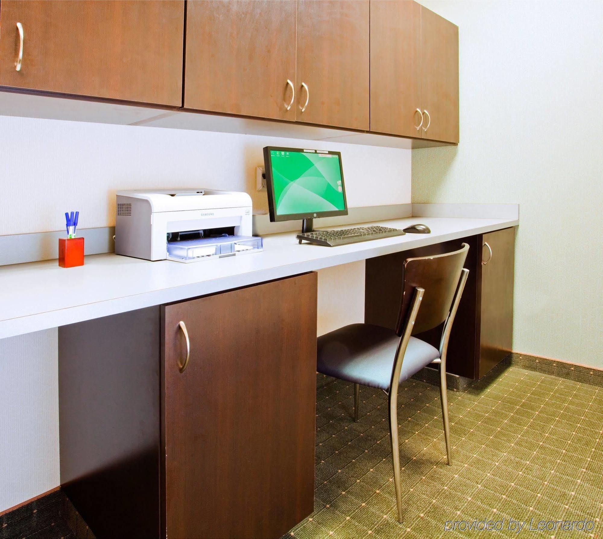 Holiday Inn Express Hotel & Suites Greensboro-East By Ihg Eksteriør bilde